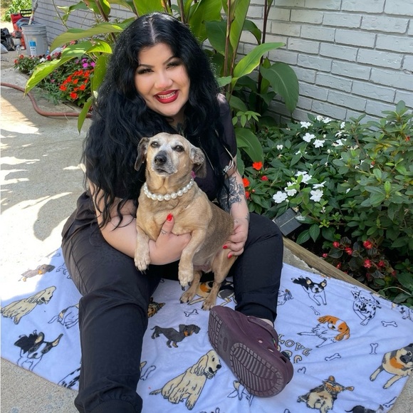 Meet your Posher, Gabriella - Picture 1 of 1